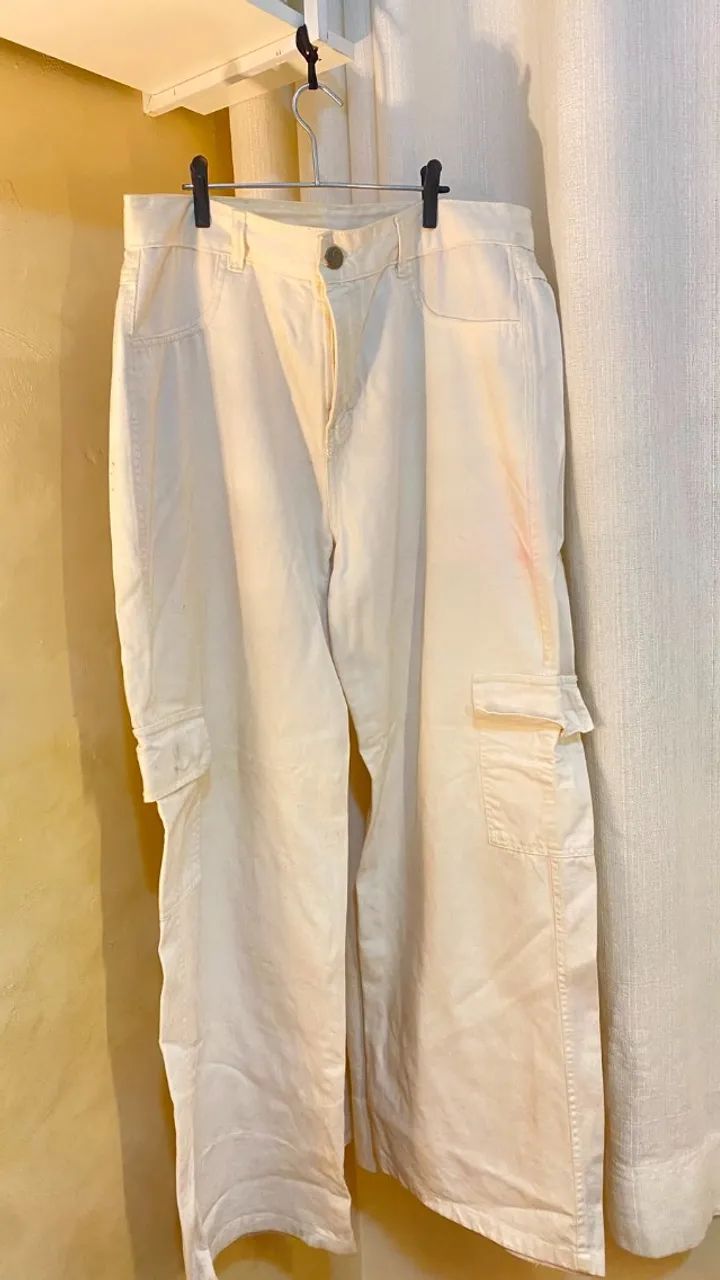 Calça jeans cargo tamanho 46 com bolsos na lateral 