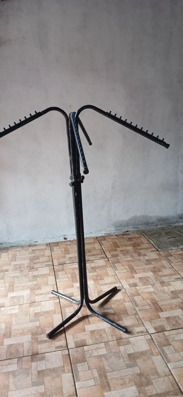?Balcão de vidro e  manequim sem cabeça com base arara de chão ? - Foto 4
