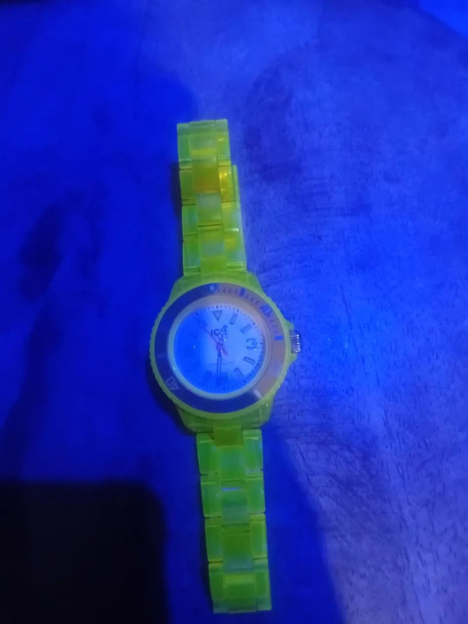 Relógio amarelo neon 