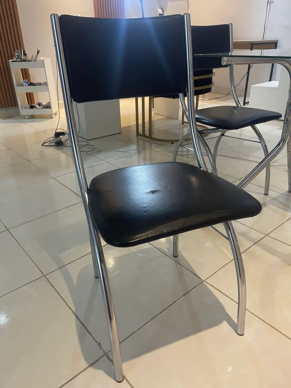 Mesa de vidro aço cromado com 4 cadeiras  - Foto 5