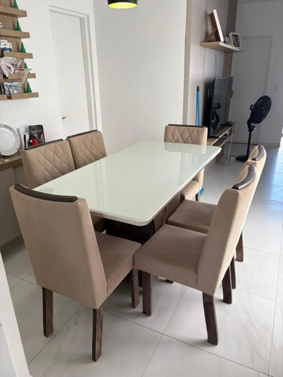 VENDO MESA DE JANTAR COM 6 CADEIRAS