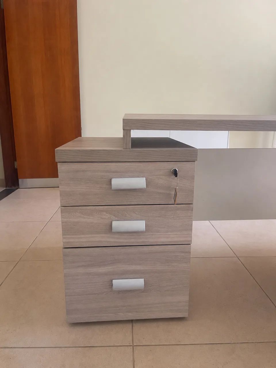 Mesa para escritório com armário auxiliar  - Foto 2