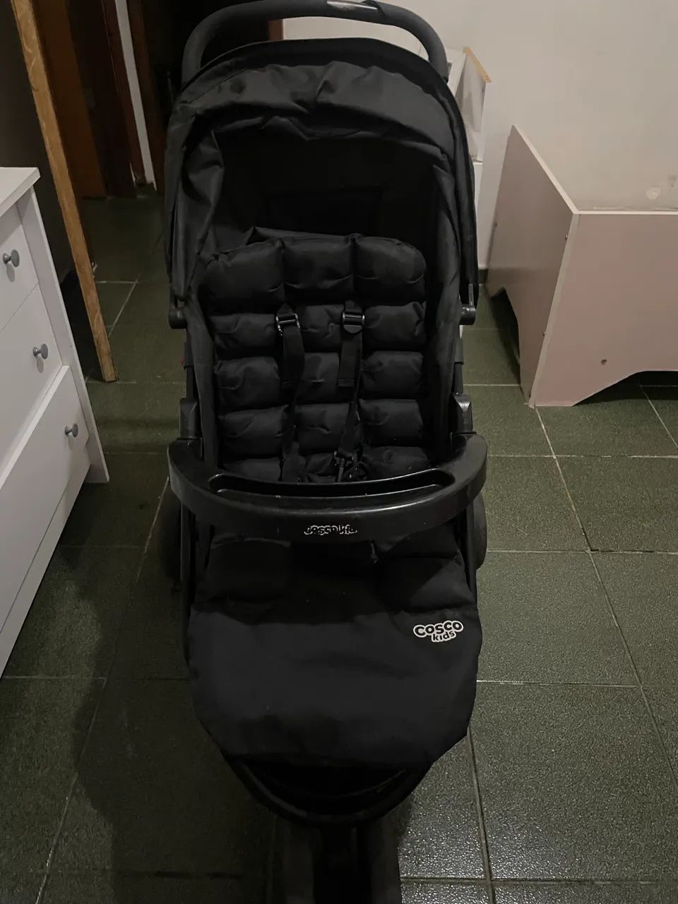 Carrinho de bebê preto 3 rodas  - Foto 4