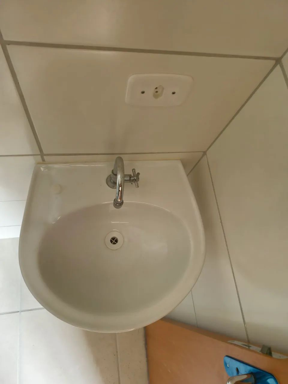 Pia e coluna sanitário 