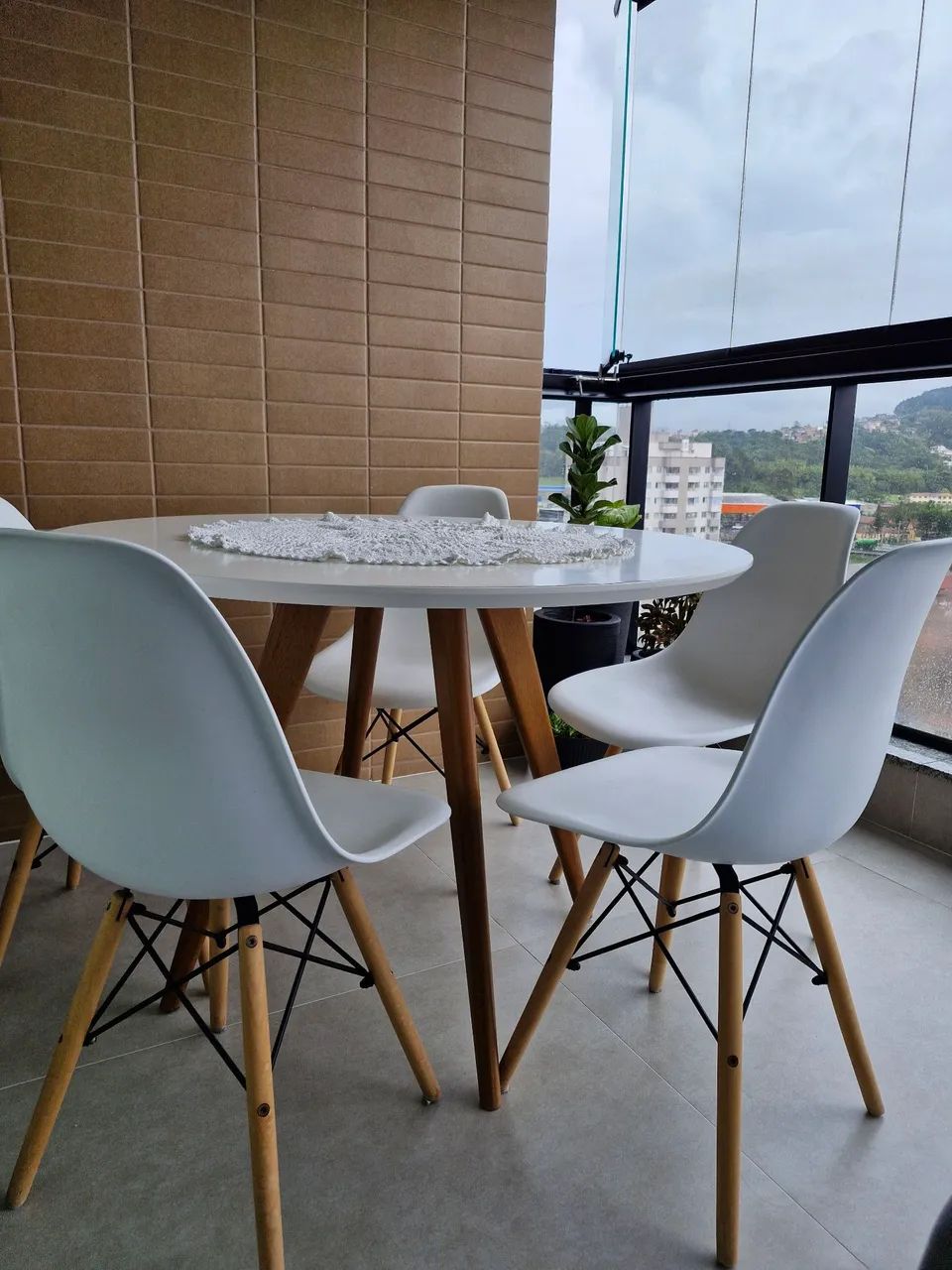 Conjunto de Mesa e Cadeiras - Foto 2