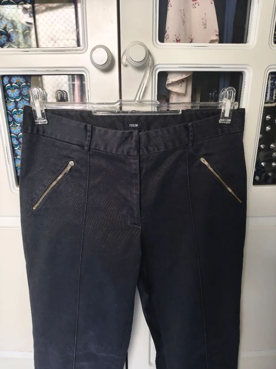 Calça Fórum Preta Sarja Detalhe Zíper Dourado - Foto 4