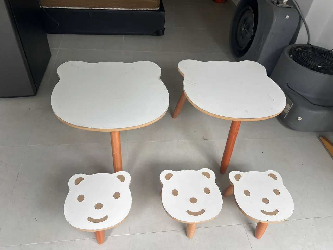 Mesa infantil com banquinhos 