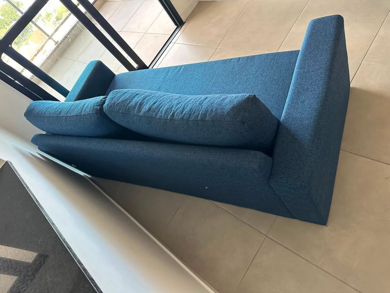 Vendo sofá azul, pouquíssimo uso, 3 lugares 2mX95cm - Foto 5