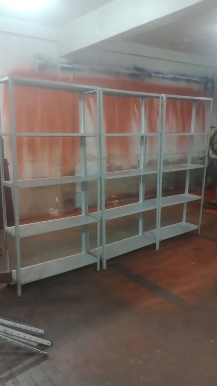 Prateleiras de ferro 