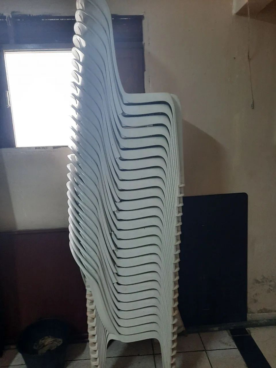 Cadeiras usadas c defeito