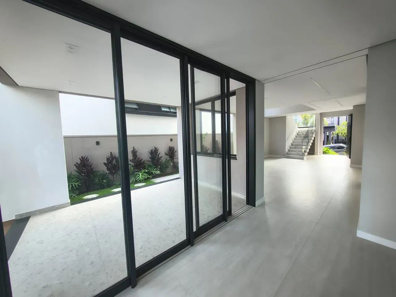 Linda casa nova com piscina, espaço gourmet com churrasqueira e sauna - Foto 4