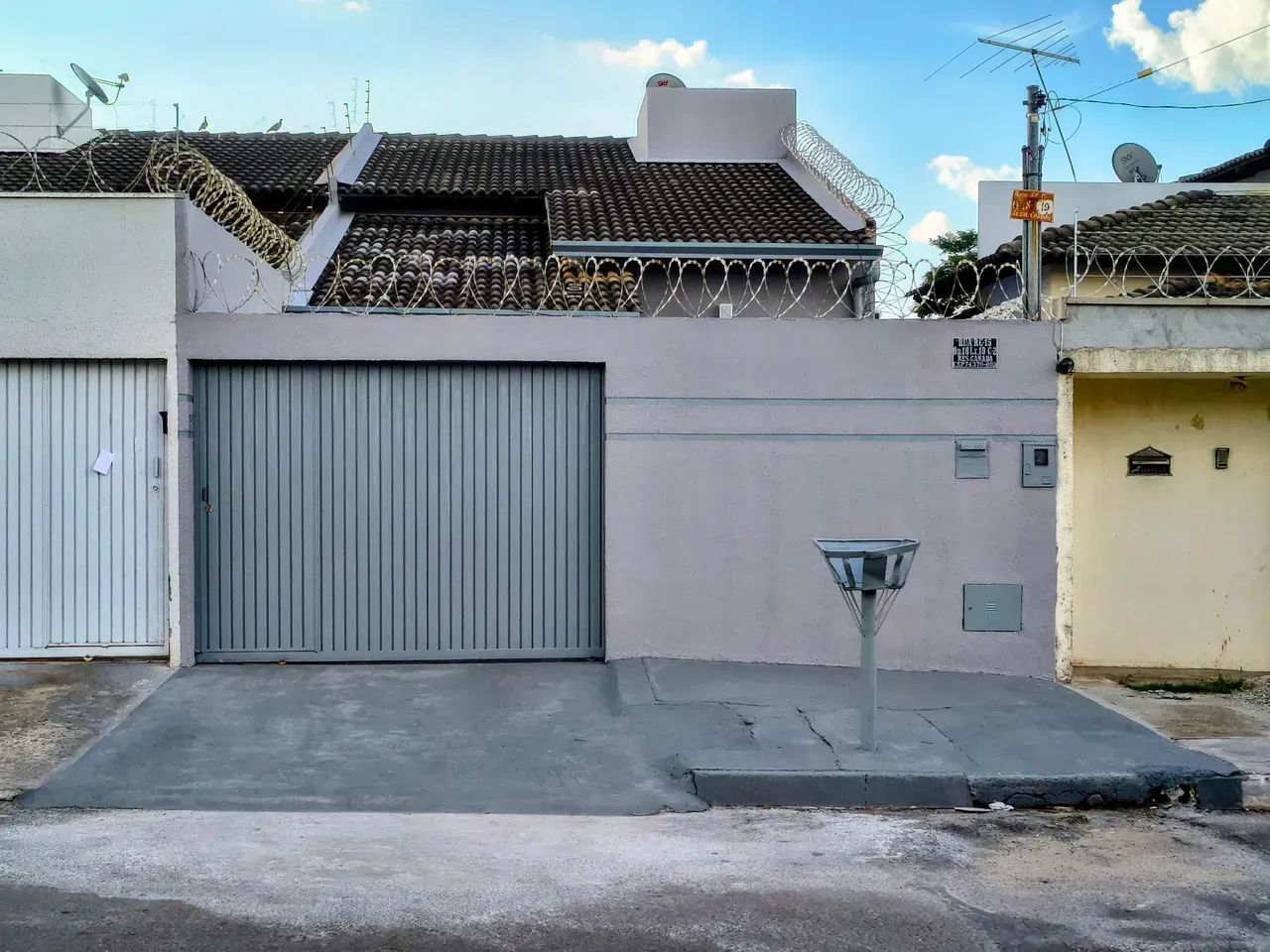 casa 4/4 uma suite ( Residencial Canadá)