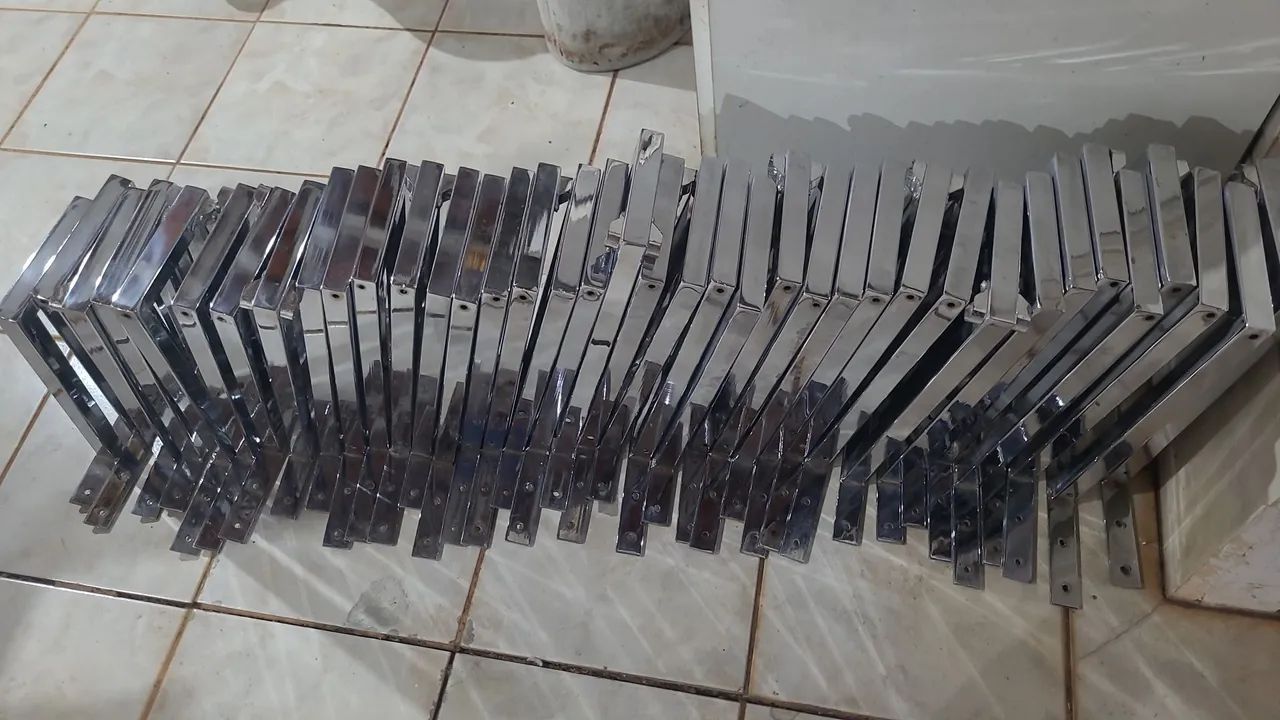 Araras cromadas e vidros para prateleira - Foto 5