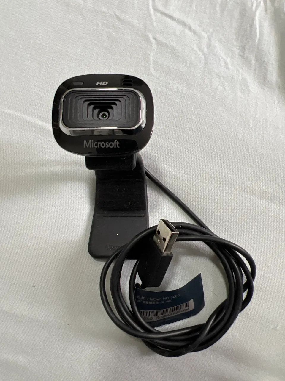 Esta é uma webcam preta Microsoft LifeCam HD-3000 com microfone embutido e conexão USB.