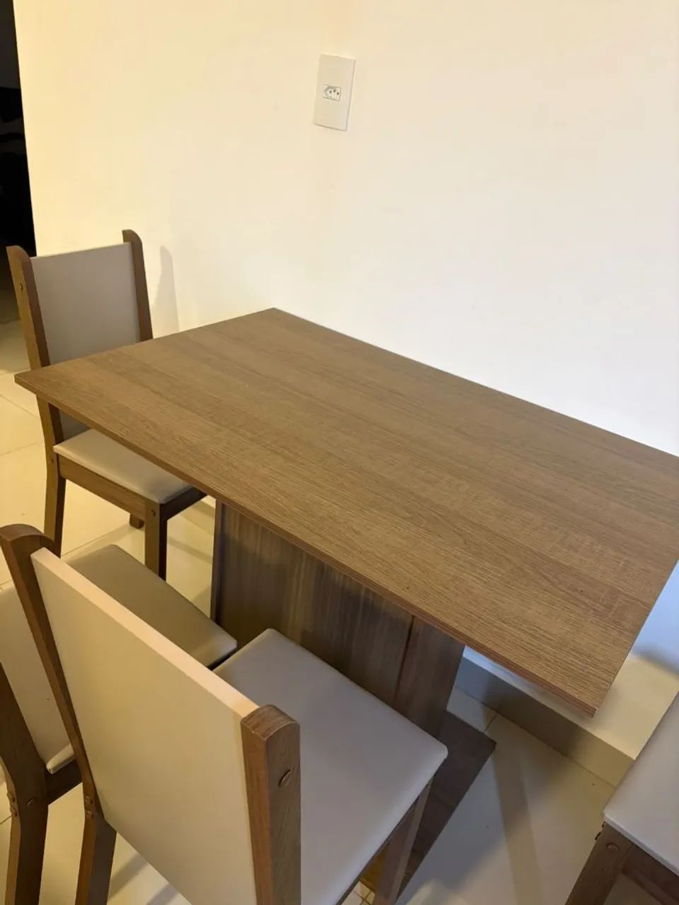 Vendo mesa com 4 cadeiras  - Foto 2