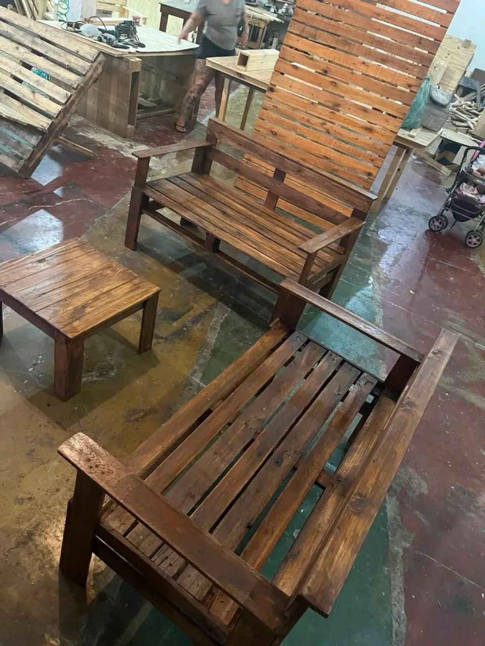 2 bancos com 1 mesa de madeira - Foto 2