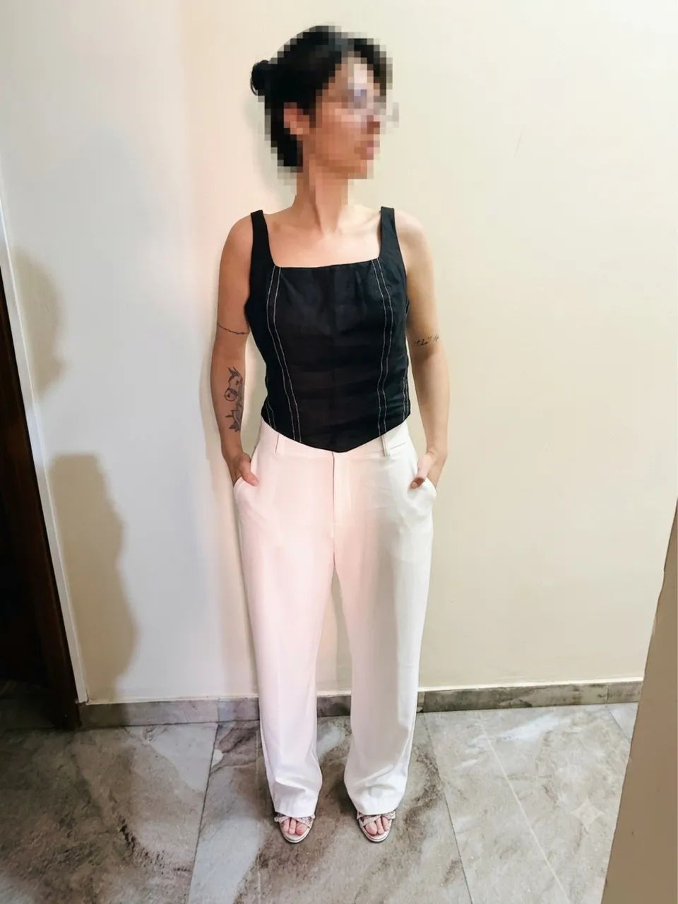 Cropped e calça de marca 