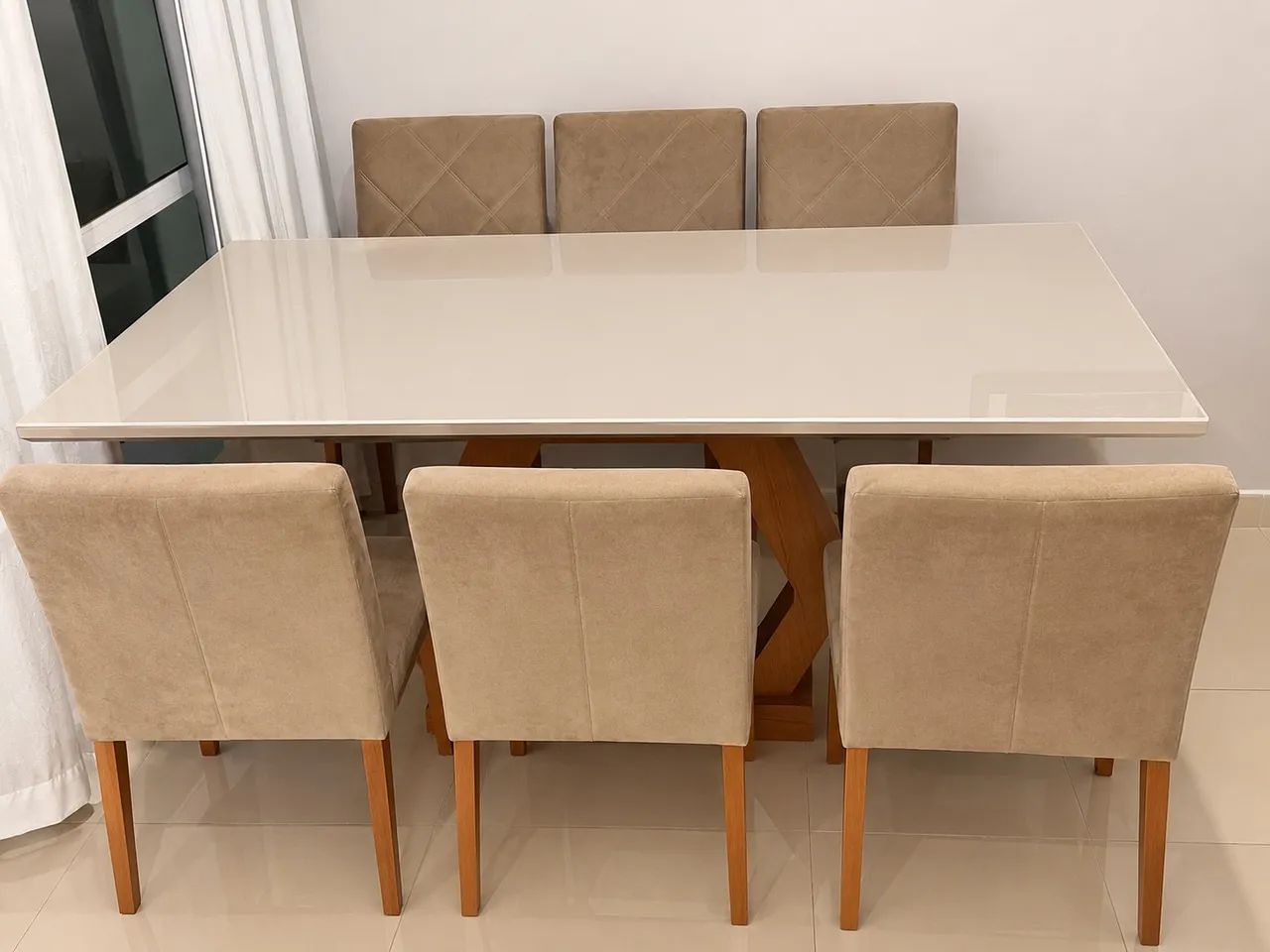 Mesa com tampo de vidro com 6 cadeiras 