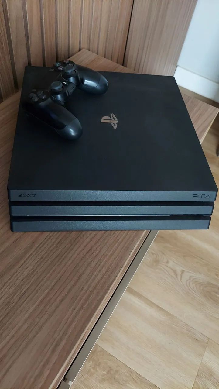 PS4 Pro semi novo!