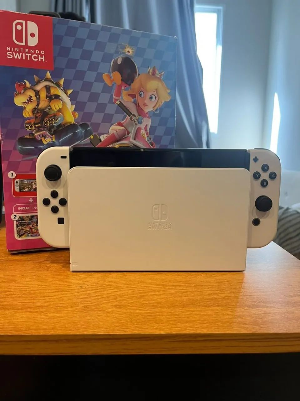 Console Nintendo Switch Oled Branco 64GB - menos de 30 horas de uso 