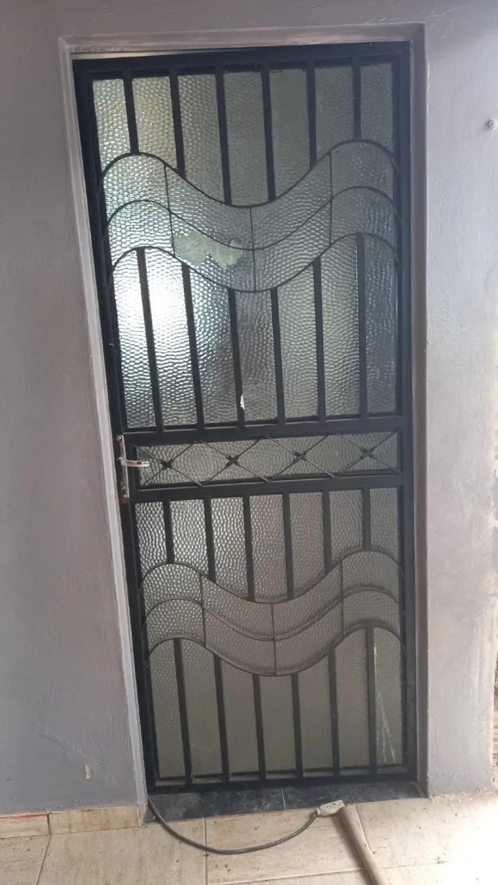 Janelas e Porta de ferro com vidro65153847822465120