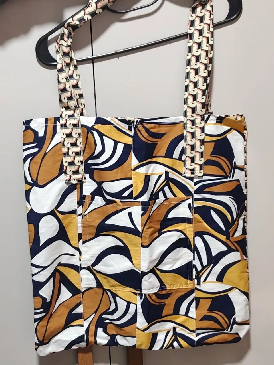 Bolsa artesanal colorida.