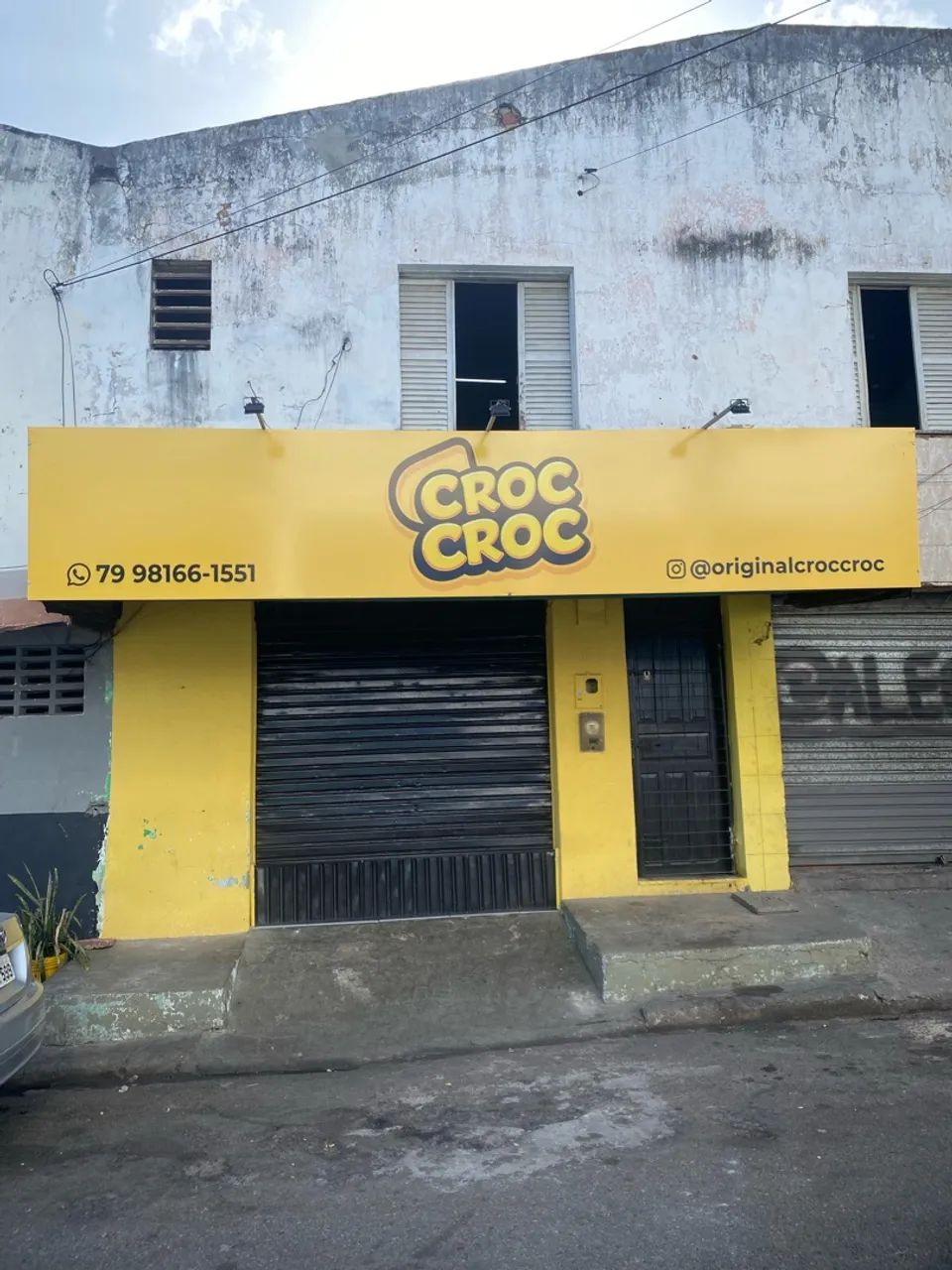 Fachada de loja com estrutura e leda