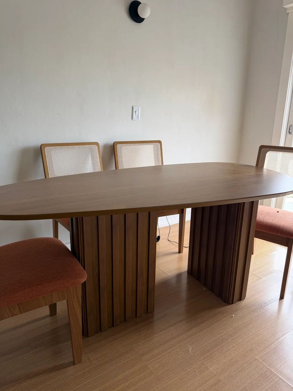 Mesa orgânica + 6 cadeiras 