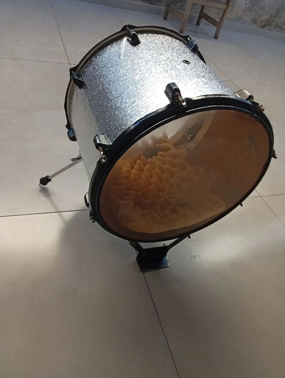 Surdo 16" convertido pra bumbo com pés e elevador.