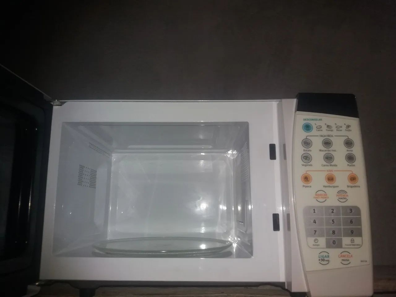 microondas da eletrolux.20 L.Em otimo estao.funcionando perfeitamente. - Foto 3