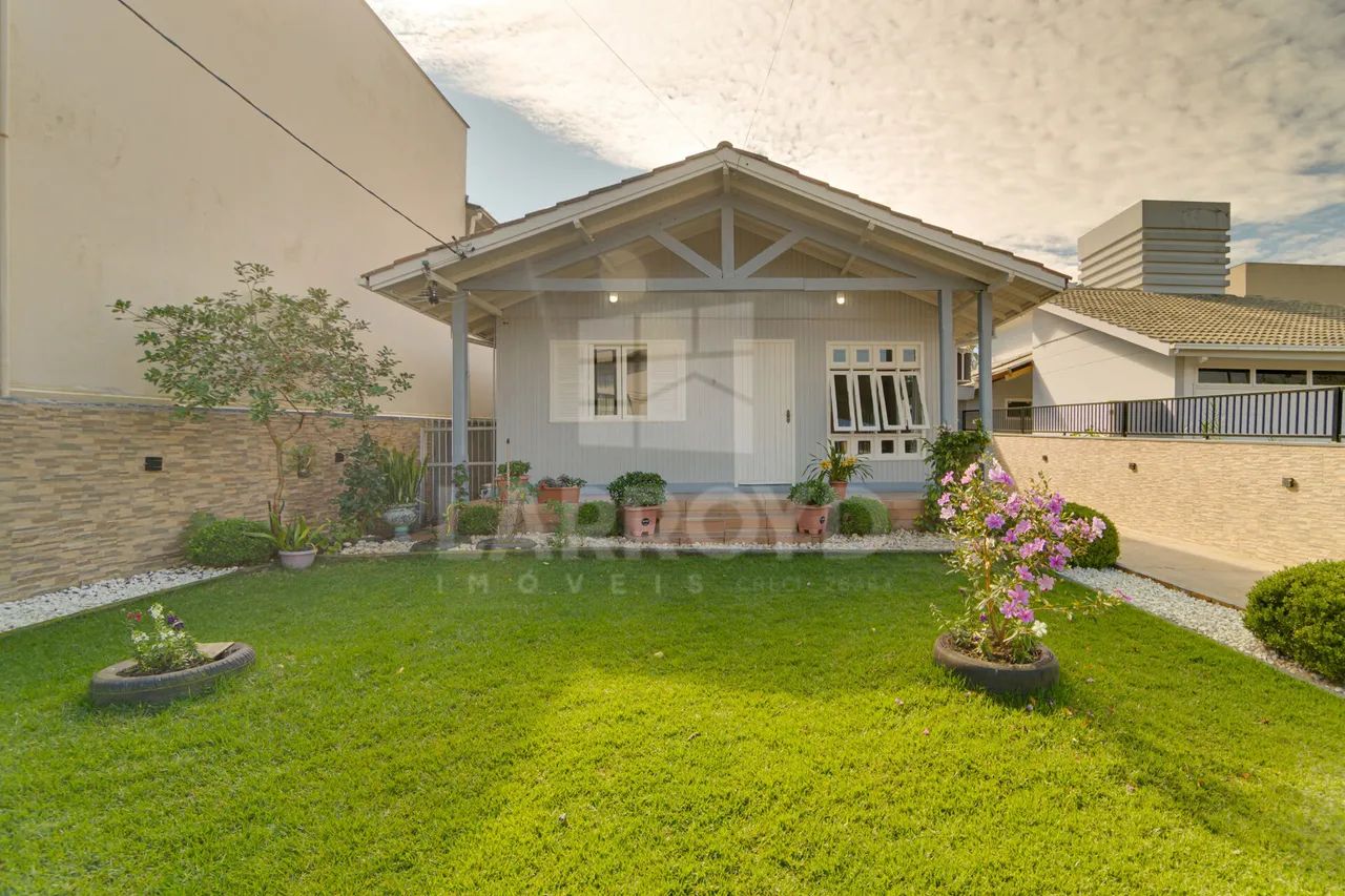 CASA AMPLA Á VENDA COM JARDIM E ESPAÇO GOURMET - Foto 2