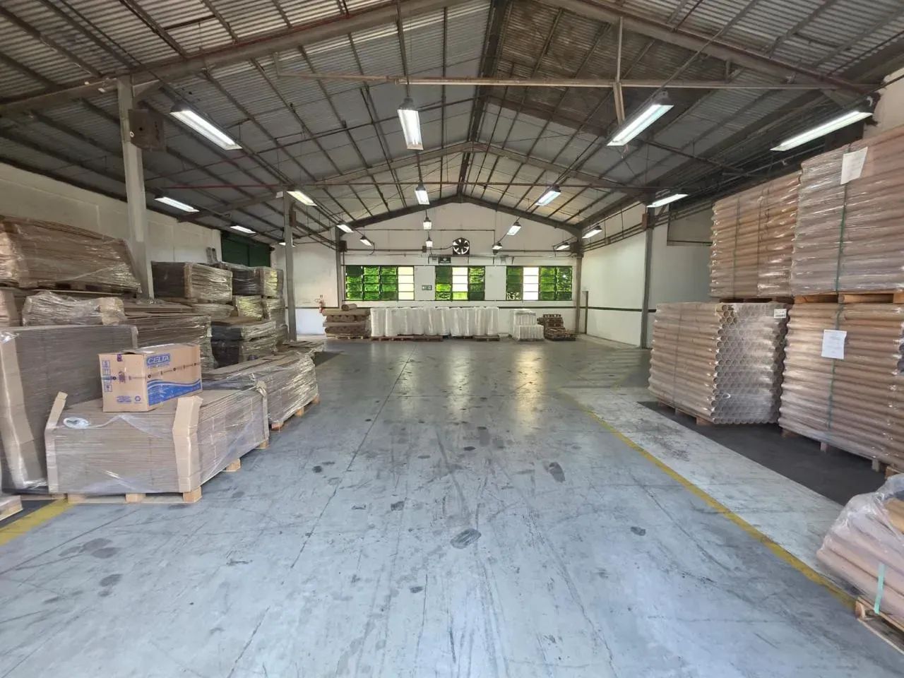 ALUGO GALPAO COM 900M2 EM CONDOMINIO FECHADO COM DOCA