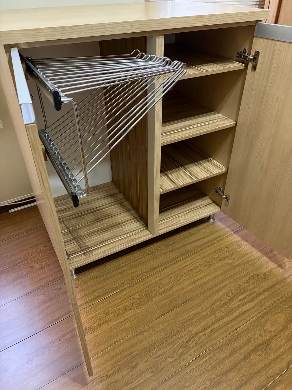 Cômoda em MDF  de 1 linha, resistente, com calceiro inox e sapateira 