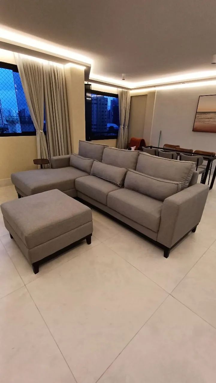 Sofá com chaise e pufe