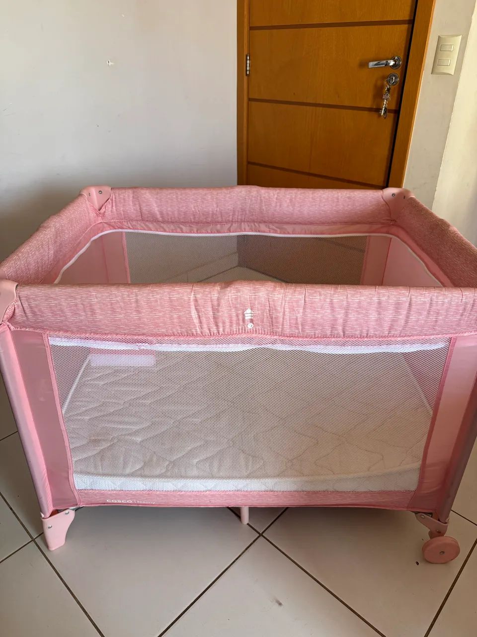 Berço portátil rosa Cosco com colchão 