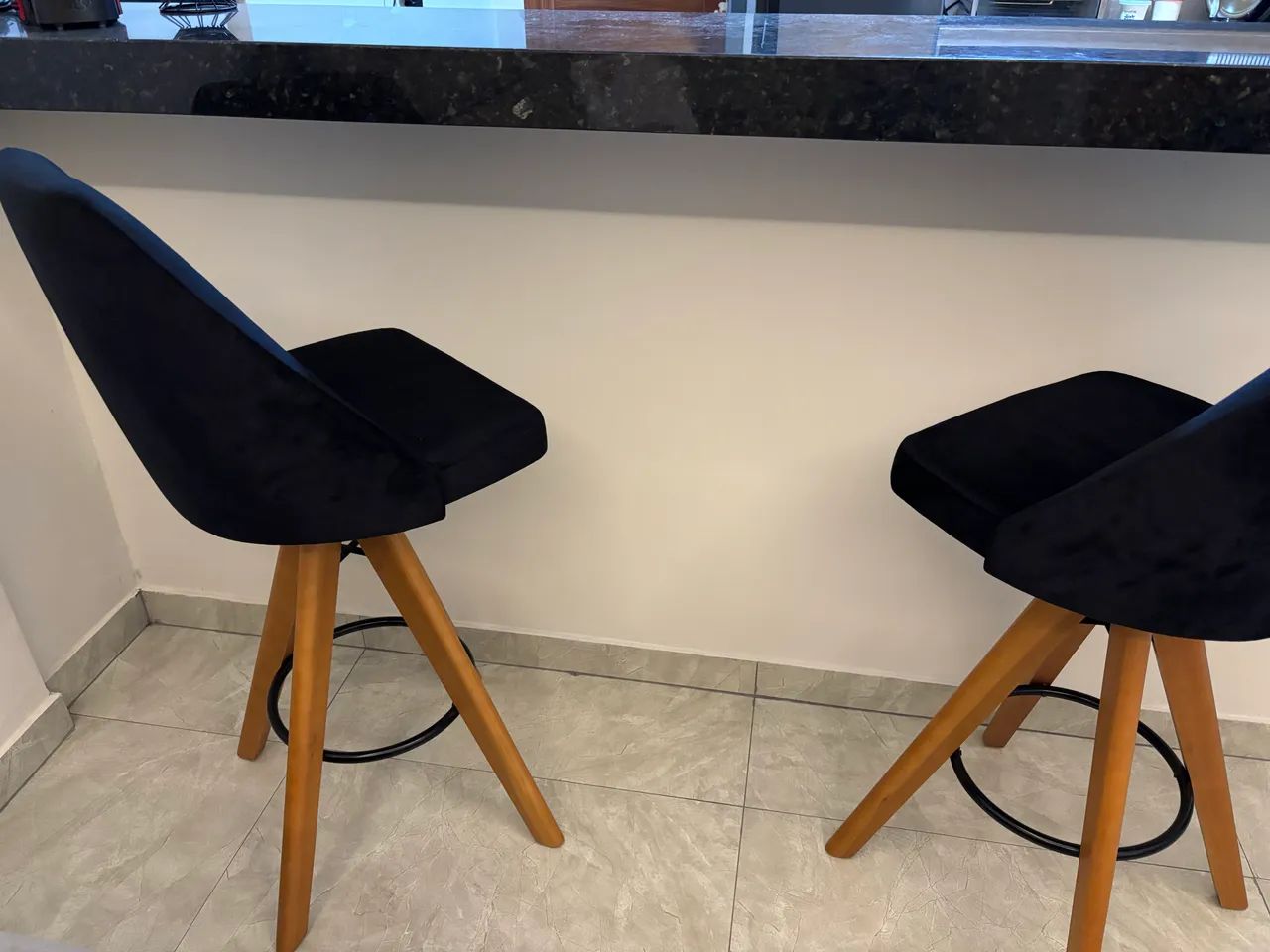 Par de banquetas premium em veludo e pé de madeira 