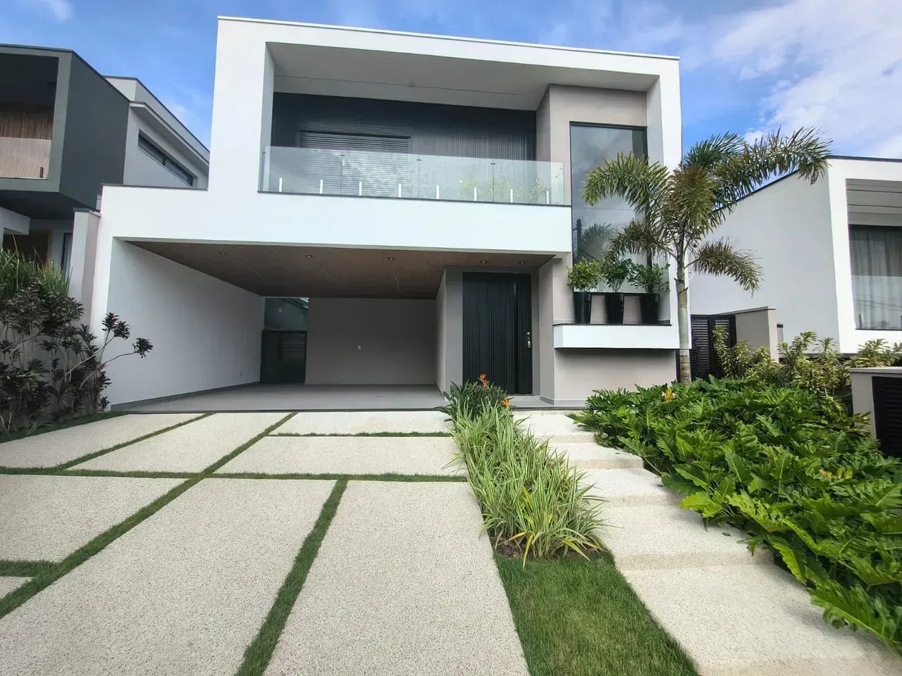 Linda casa nova com piscina, espaço gourmet com churrasqueira e sauna