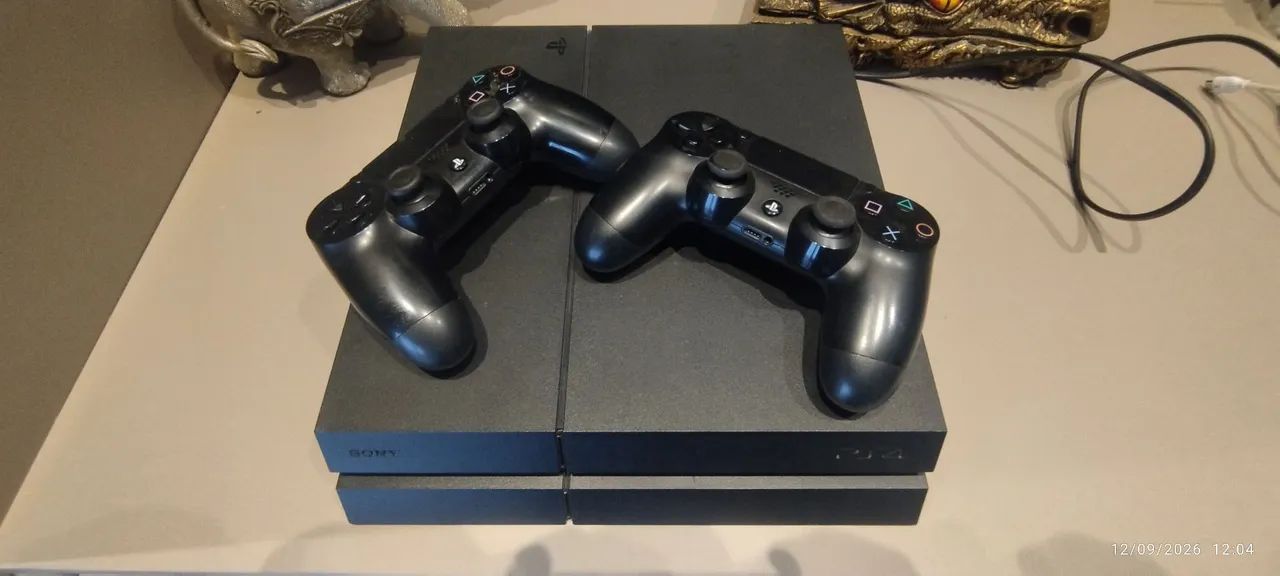 PS4 com 2 controles + 12 jogos