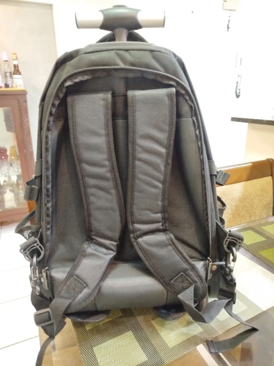 Mochila Executiva com Rodinhas - Marca Clio - Semi-nova - Foto 2