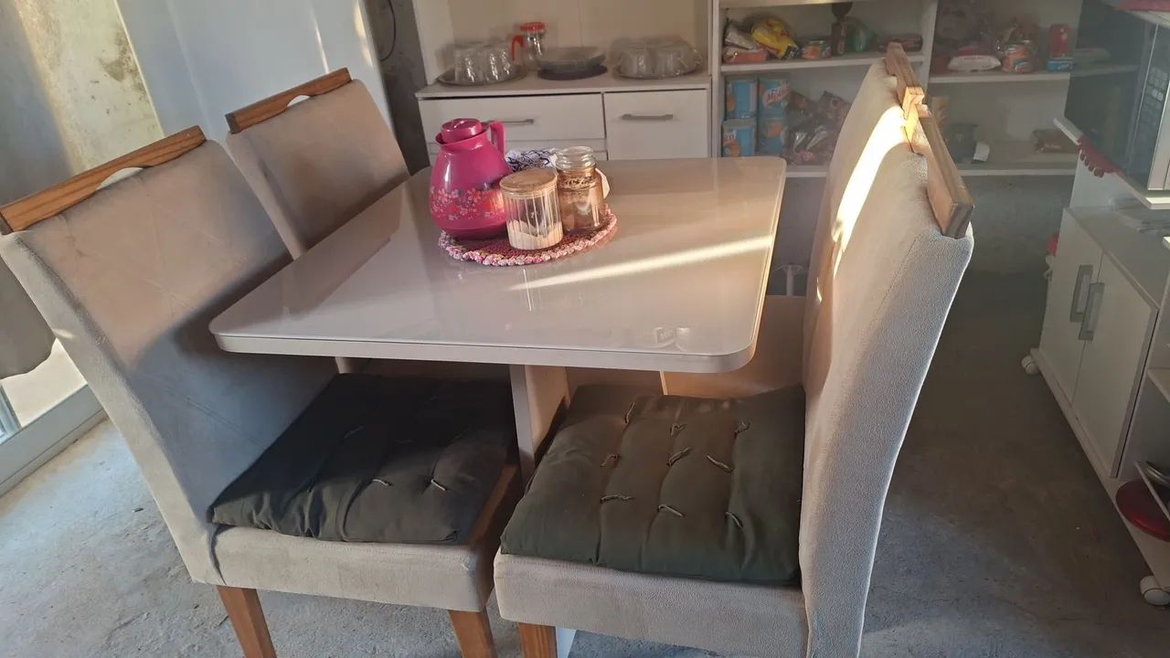 Mesa com 4 cadeiras 
