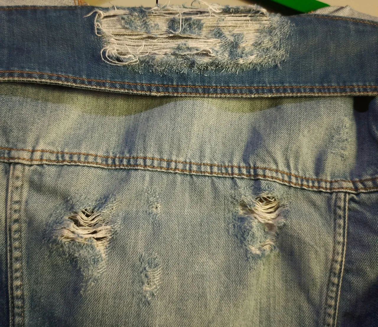 Jaqueta jeans  destroyed azul lavado - Foto 3
