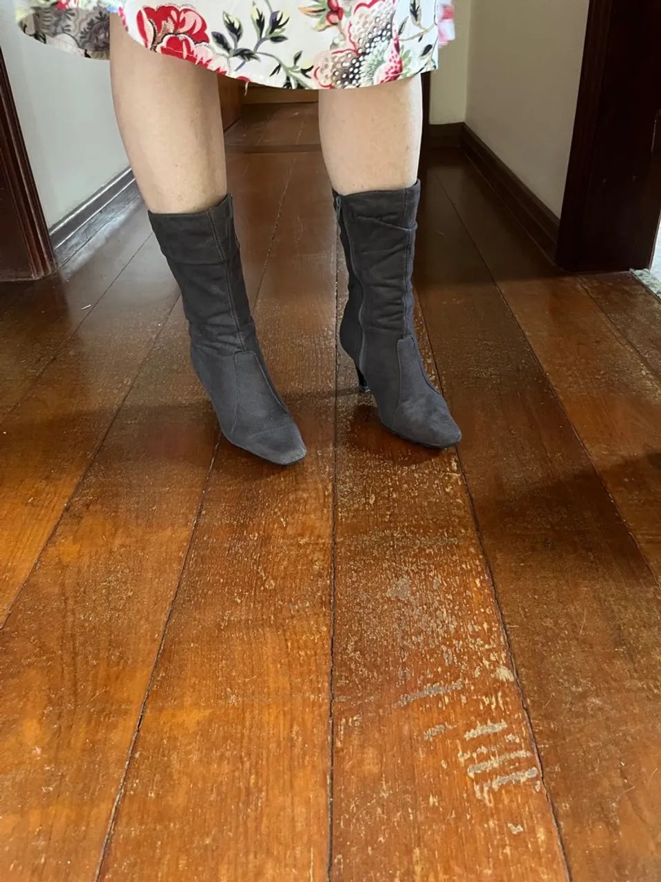 Bota de salto cinza  - Foto 5