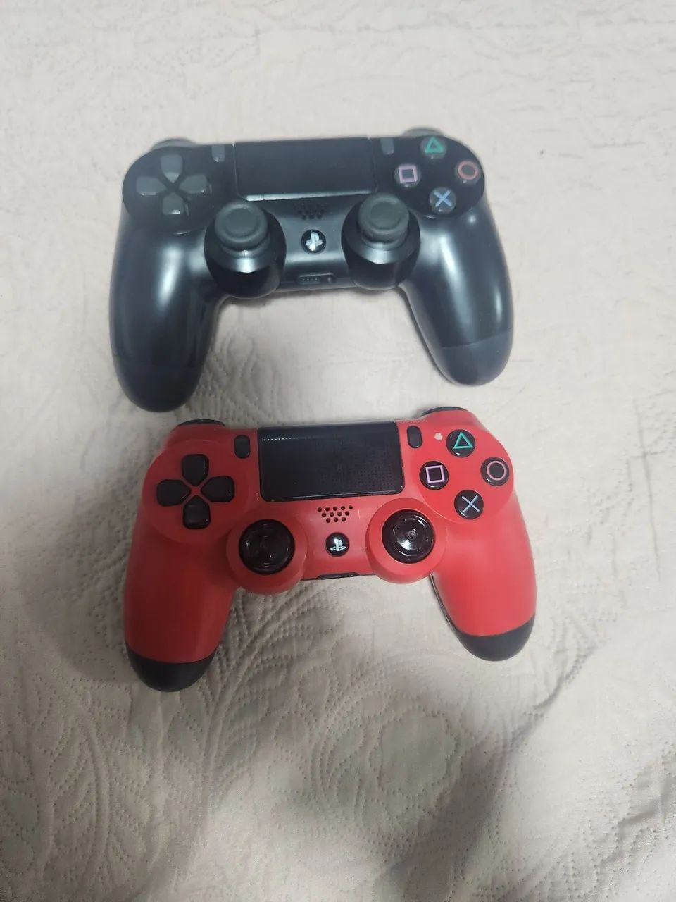 Vendo ps4 slim com 2 controles base pra carregar 12 jogos e com os cabos tudo original  - Foto 3