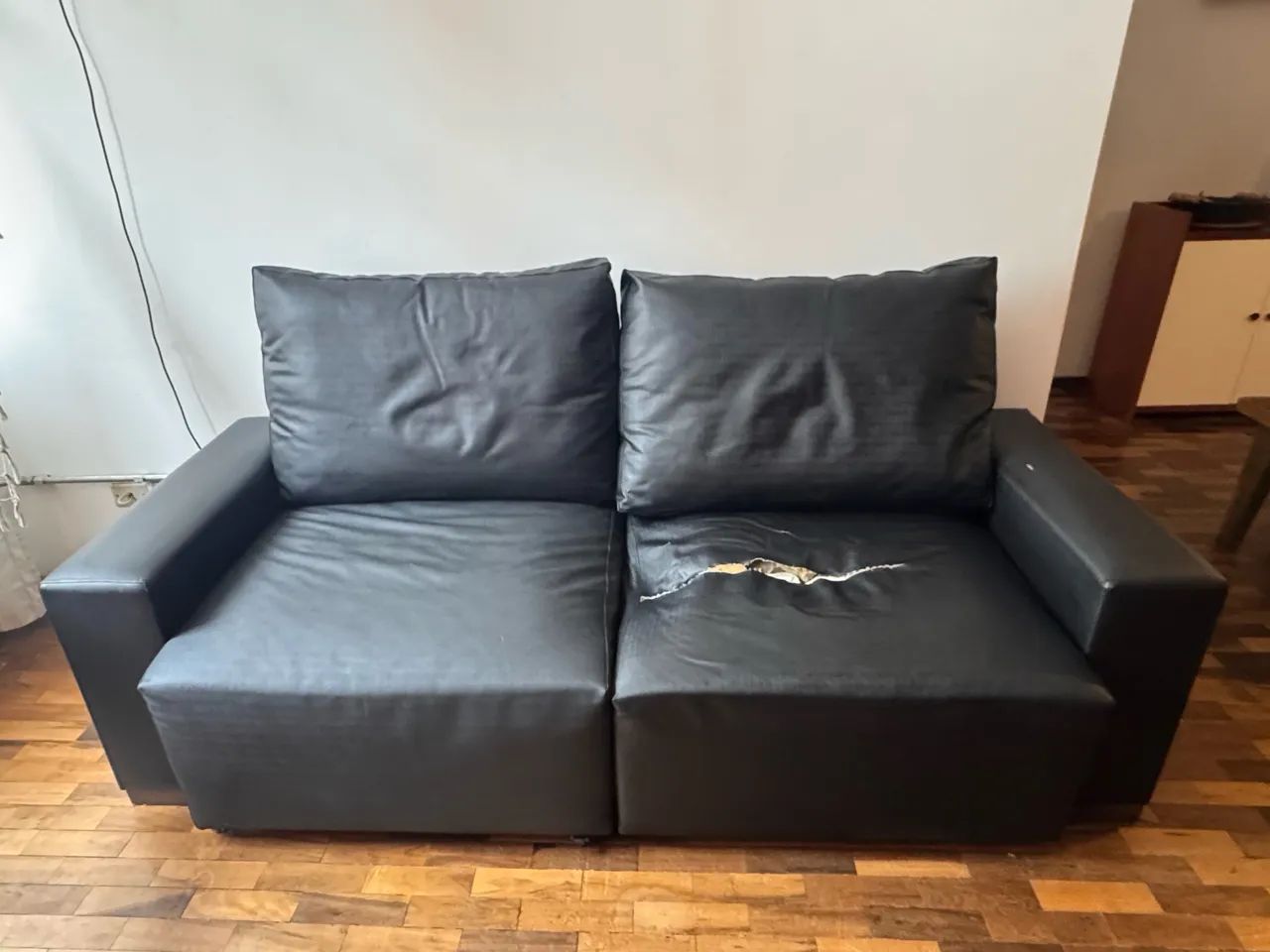 Sofá retrátil de couro sintético preto  - Foto 3