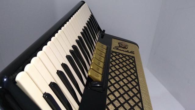 Acordeon Gaita Sanfona Scandalli série ouro 120 baixos com captação profissional - Foto 5