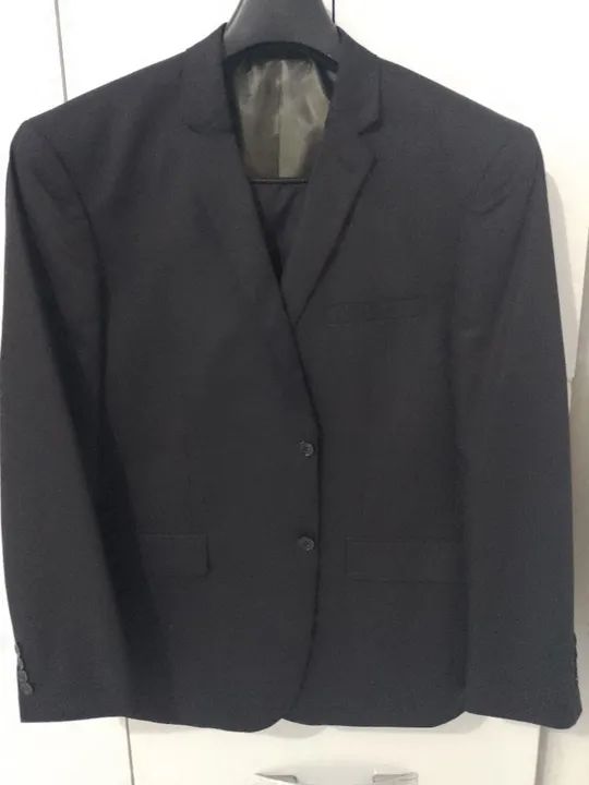 Blazer preto com fundo verde 