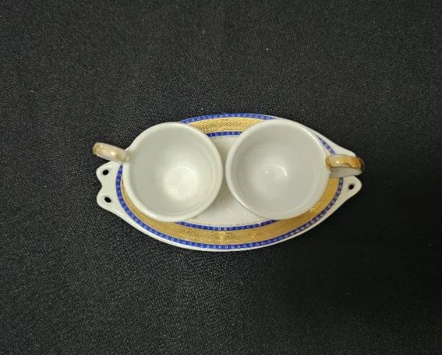 Conjunto de 2 xícaras e pires em porcelana fina - acompanha porta-pires - Foto 3