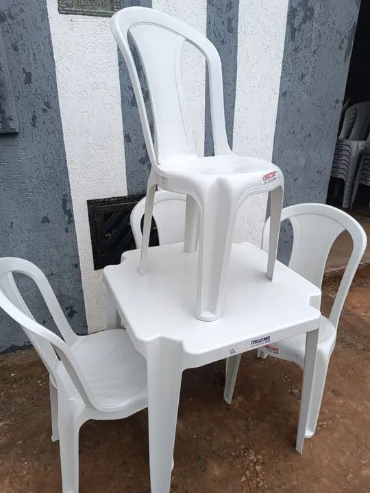Jogos de Mesas novos de plástico forte e resistente.