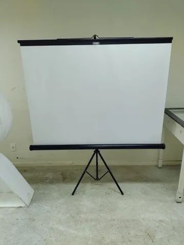 Telão projetor, com tripé acoplado, retratil, bom estado. E outros 