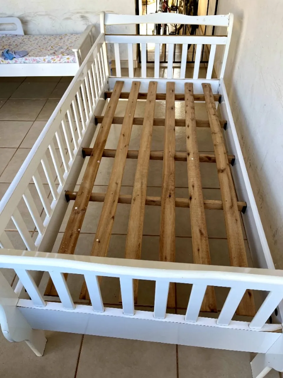 cama de branca com grade proteção